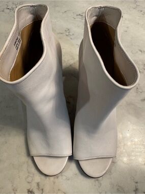 Etienne Aigner White Open-Toe Ankle Booties size 10